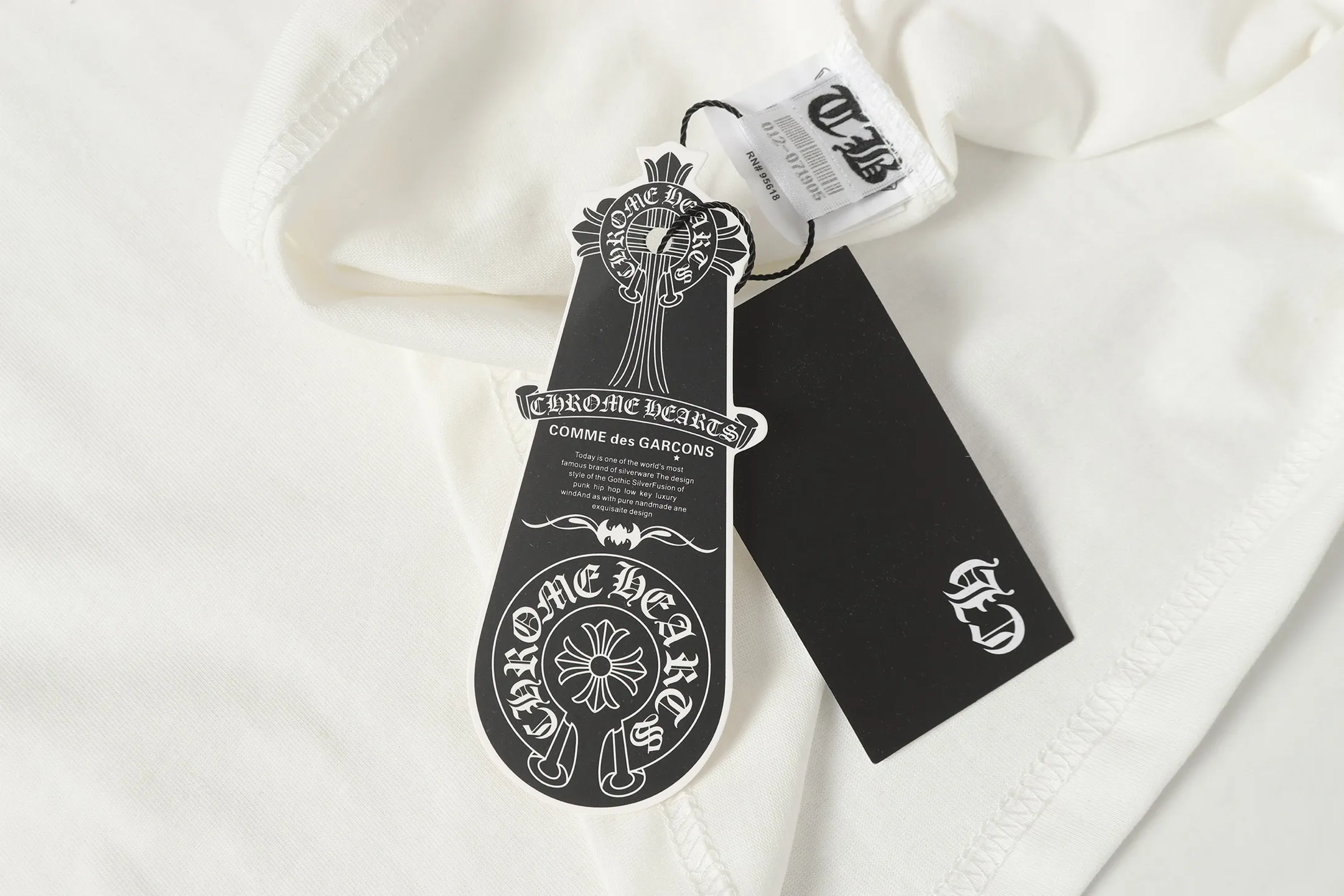 P170 Chrome Hearts CH Chrome Hearts Cross ✝️Denim embroidered Sanskrit short-sleeved T-shirt. Printed using direct injection imported machines. Hardware and accessories are all milled and customized. Correct configuration. Black 2025 Chrome Hearts authentic packaging. 260 grams of custom-dyed double yarn cotton. Large version. Loose and stylish. Differentiated from low version, slim and long version with upper body and hips. 100% commitment: top quality. Not fast food. Highest version on the market. Top quality - different from ordinary versions on the market. If you care about quality, you should also respect the price. Absolutely 0 after-sales service and 0 return rate so far. It’s hard not to love the style - 260g double yarn cotton custom dyed fabric - Correct high-density main mark, washed tag, hand-sewn